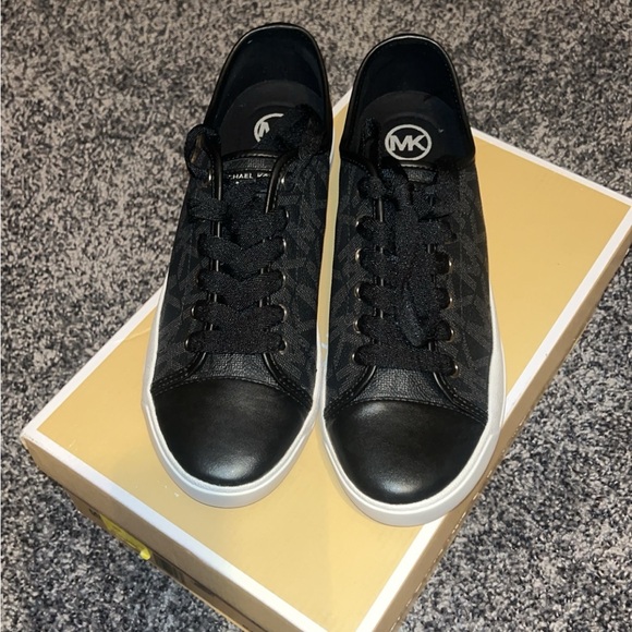 Michael Kors Sneakers - Picture 2 of 2